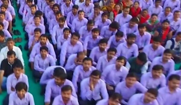 Индийский бриллиантовый магнат щедро одаривает своих работников в честь праздника Дивали - Sputnik Таджикистан