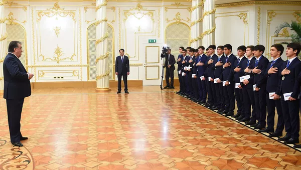 Мулоқоти раисиҷумҳур Эмомалӣ Раҳмон бо мунтахаби футболбозони то 16-солаи Тоҷикистон - Sputnik Тоҷикистон
