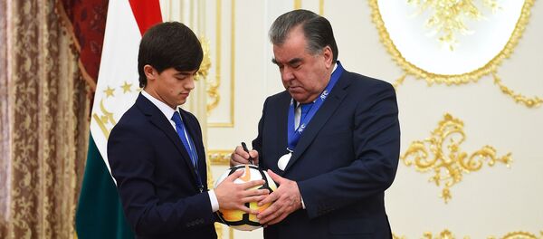 Мулоқоти раисиҷумҳур Эмомалӣ Раҳмон бо мунтахаби футболбозони то 16-солаи Тоҷикистон - Sputnik Тоҷикистон