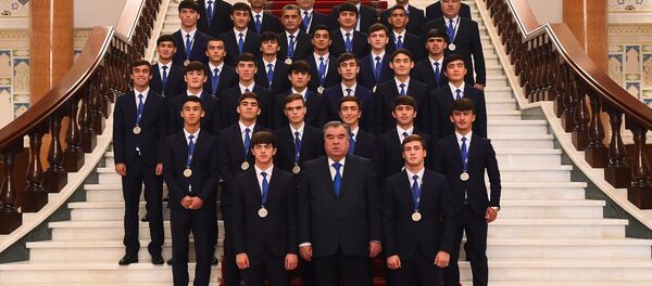 Мулоқоти раисиҷумҳур Эмомалӣ Раҳмон бо мунтахаби футболбозони то 16-солаи Тоҷикистон - Sputnik Тоҷикистон