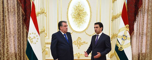 Мулоқоти раисиҷумҳур Эмомалӣ Раҳмон ва Рустами Эмомалӣ бо мунтахаби футболбозони то 16-солаи Тоҷикистон - Sputnik Тоҷикистон