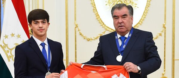 Мулоқоти раисиҷумҳур Эмомалӣ Раҳмон бо мунтахаби футболбозони то 16-солаи Тоҷикистон Мулоқоти раисиҷумҳур Эмомалӣ Раҳмон бо мунтахаби футболбозони то 16-солаи Тоҷикистон - Sputnik Тоҷикистон