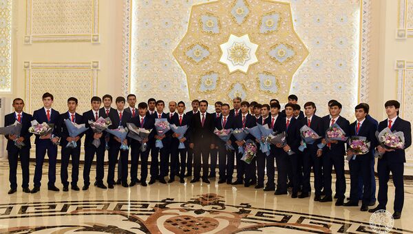 Юношеская сборная Таджикистана вернулась на Родину - Sputnik Тоҷикистон