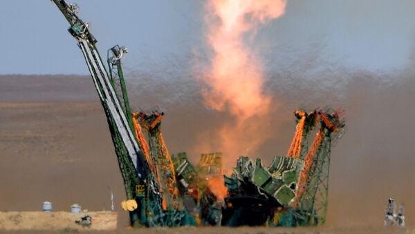 Старт ракеты-носителя Союз-ФГ с пилотируемым кораблем Союз МС-10 - Sputnik Таджикистан