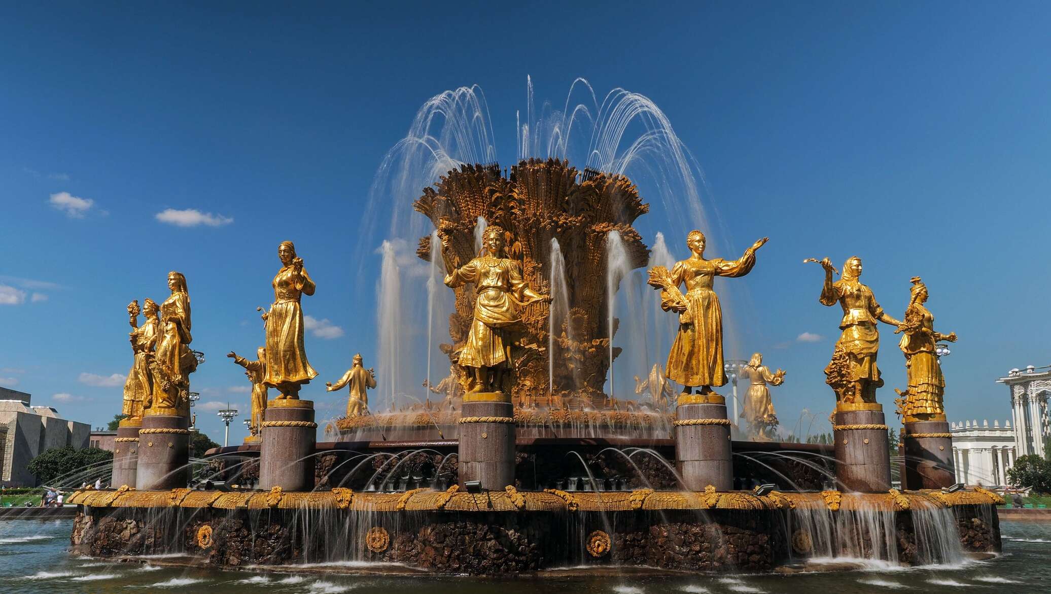 Таджичку и еще 15 "золотых" девушек снимут с фонтана "Дружбы народов" - 11.10.2018, Sputnik Таджикистан