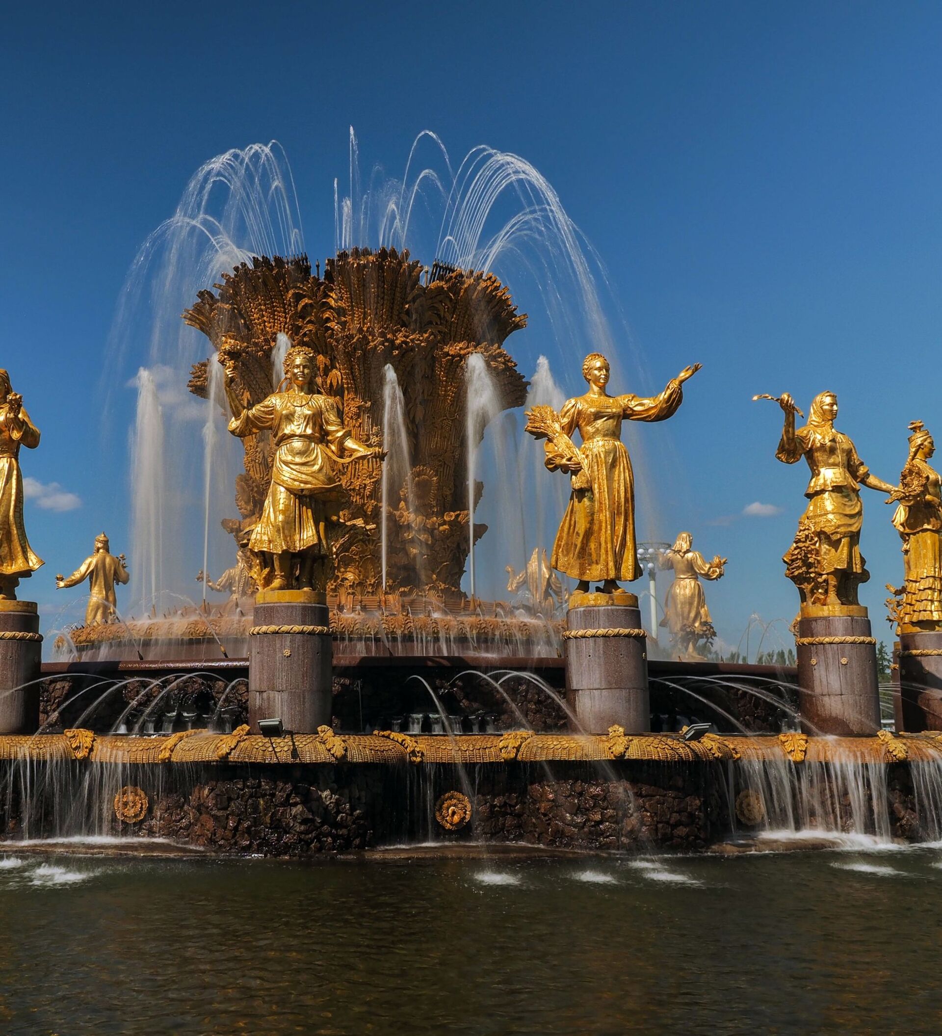 Таджичку и еще 15 "золотых" девушек снимут с фонтана "Дружбы народов" - 11.10.2018, Sputnik Таджикистан