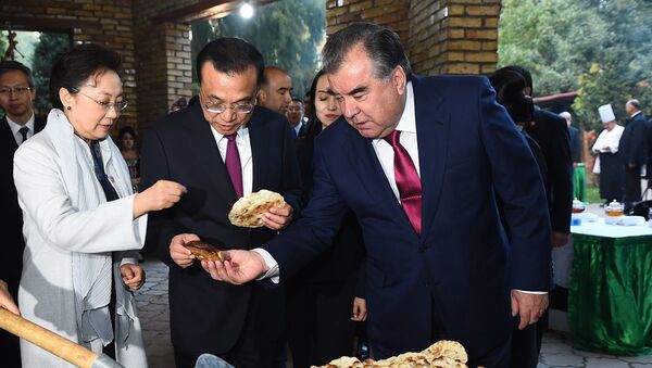 Президент Таджикистана Эмомали Рахмон и премьер Госсовета КНР Ли Кэцян - Sputnik Тоҷикистон