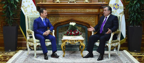 Президент Таджикистана Эмомали Рахмон и премьер-министр России Дмитрий Медведев   - Sputnik Таджикистан