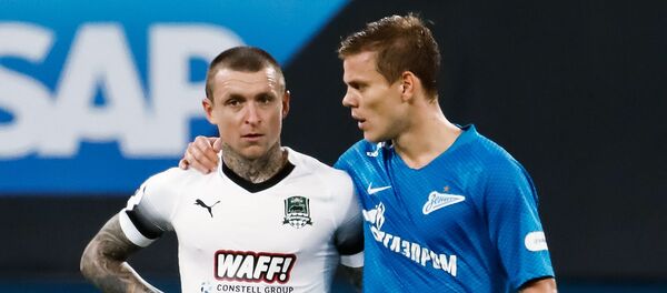 Игрок ФК Зенит Александр Кокорин (справа) и игрок ФК Краснодар Павел Мамаев, архивное фото - Sputnik Таджикистан