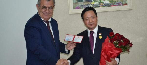 Нуриддин Саид, вазири маорифи Тоҷикистон ба кормандони ТВЕА нишони Аълочии маориф дод - Sputnik Тоҷикистон