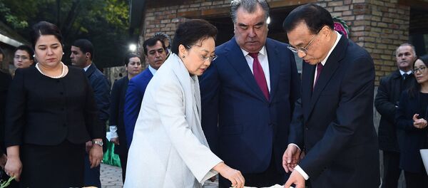 Боздиди Ли Кетсиян, сарвазири Шӯрои давлатии Чин ва ҳамсараш аз Тоҷикистон - Sputnik Тоҷикистон