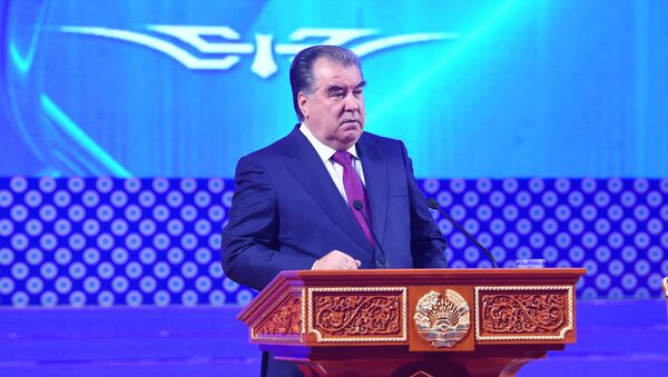 Президент Таджикистана Эмомали Рахмон на форуме предпринимателей - Sputnik Таджикистан