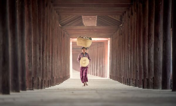 Девушка несет собранный рис в Мьянме, архивное фото - Sputnik Таджикистан