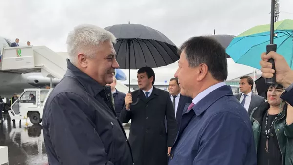 Истиқболи вазири умури дохилаи Тоҷикистон аз Владимир Колоколсев дар фурудгоҳи Душанбе - Sputnik Тоҷикистон