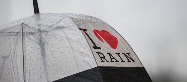 Зонт с надписью Я люблю дождь - Sputnik Тоҷикистон