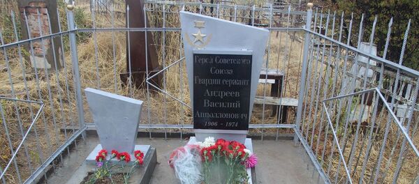 Могила Героя Советского Союза Василия Андреева на православном кладбище в Душанбе - Sputnik Таджикистан