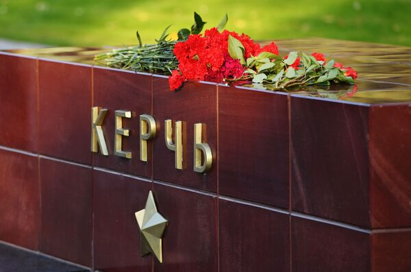 Цветы в память о погибших при нападении на колледж в Керчи - Sputnik Таджикистан