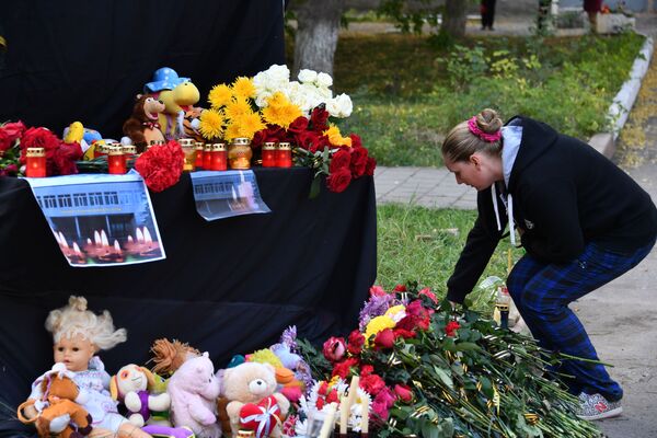 Акции памяти о погибших при нападении на колледж в Керчи - Sputnik Таджикистан