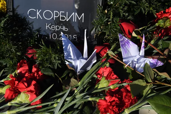 Дар шаҳрҳои гуногуни Русия ёди қурбониёни ҳодисаро гиромӣ медоранд. Одамон ба назди ёдгории мардумь гузу бозича ва шамъ меосваранд - Sputnik Тоҷикистон