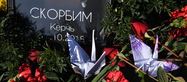 Акции памяти о погибших при нападении на колледж в Керчи Акции памяти о погибших при нападении на колледж в Керчи - Sputnik Таджикистан