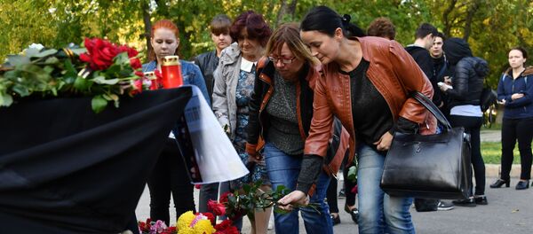 Акции памяти о погибших при нападении на колледж в Керчи Акции памяти о погибших при нападении на колледж в Керчи - Sputnik Таджикистан