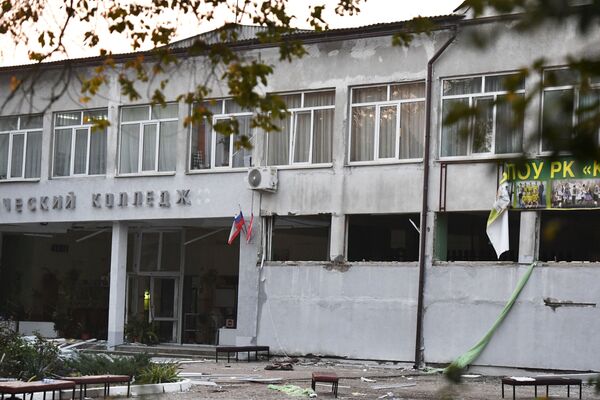 Здание Политехнического колледжа в Керчи, в котором произошли взрыв и стрельба - Sputnik Таджикистан