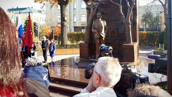 Памятник Исламу Каримову в Москве - Sputnik Таджикистан