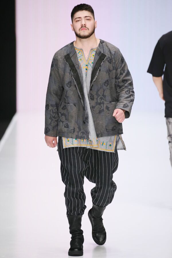 Таджики зажгли на модном показе Mercedes-Benz Fashion Week Таджики зажгли на модном показе Mercedes-Benz Fashion Week - Sputnik Таджикистан