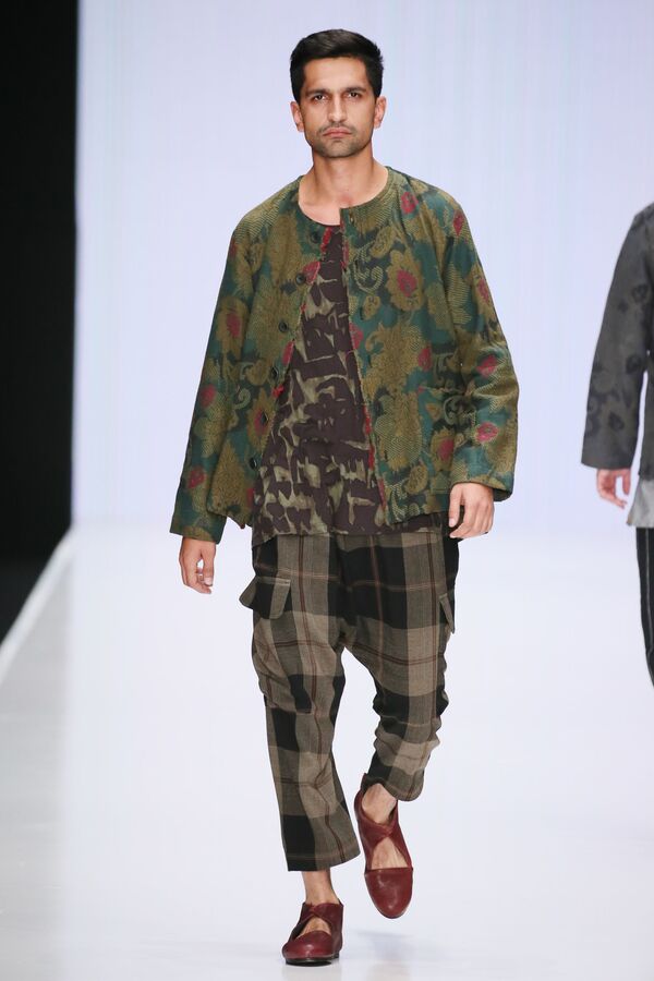 Таджики зажгли на модном показе Mercedes-Benz Fashion Week Таджики зажгли на модном показе Mercedes-Benz Fashion Week - Sputnik Таджикистан