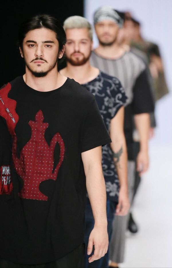 Таджики зажгли на модном показе Mercedes-Benz Fashion Week Таджики зажгли на модном показе Mercedes-Benz Fashion Week - Sputnik Таджикистан