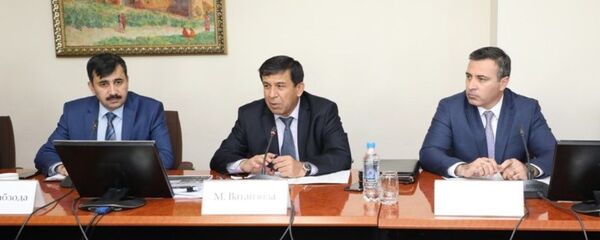 Маҳмадалӣ Ватанзода, ёрдамчии раисиҷумҳури Тоҷикистон дар масъалаҳои ҳуқуқӣ (дар байн) - Sputnik Тоҷикистон
