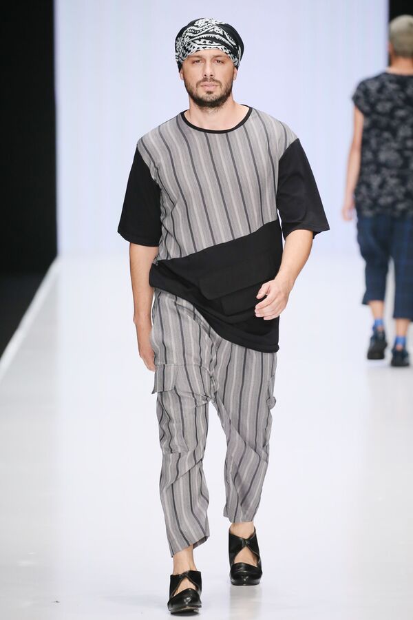 Таджики зажгли на модном показе Mercedes-Benz Fashion Week Таджики зажгли на модном показе Mercedes-Benz Fashion Week - Sputnik Таджикистан