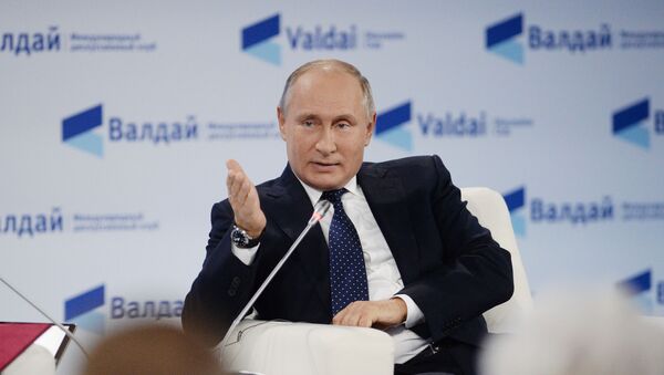 Президент РФ Владимир Путин на пленарной сессии XV ежегодного заседания Международного дискуссионного клуба Валдай в Сочи - Sputnik Таджикистан