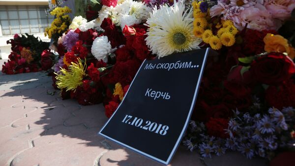 Цветы у народного мемориала в Симферополе в память о трагедии в Керчи - Sputnik Таджикистан
