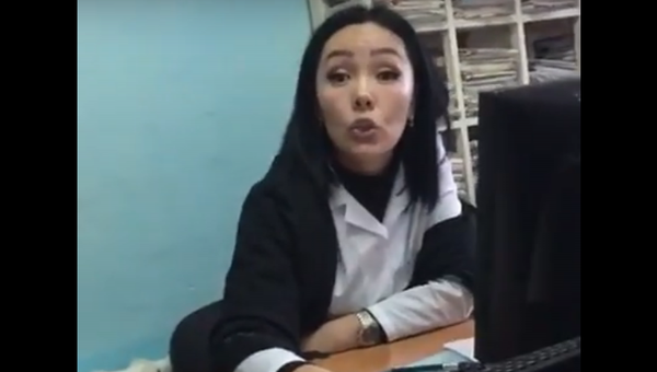 В Казахстане врач отказалась принять русскоговорящую семью - видео  - Sputnik Таджикистан