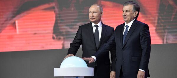 Президент РФ Владимир Путин и президент Узбекистана Шавкат Мирзиёев дали старт строительству первой в Узбекистане АЭС Президент РФ Владимир Путин и президент Узбекистана Шавкат Мирзиёев дали старт строительству первой в Узбекистане АЭС - Sputnik Таджикистан