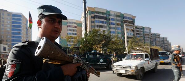 Афганский полицейский В Кабуле за день до парламентских выборов Афганский полицейский В Кабуле за день до парламентских выборов - Sputnik Тоҷикистон