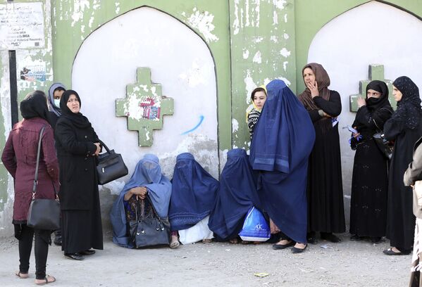 Афганские женщины стоят в очереди - Sputnik Таджикистан