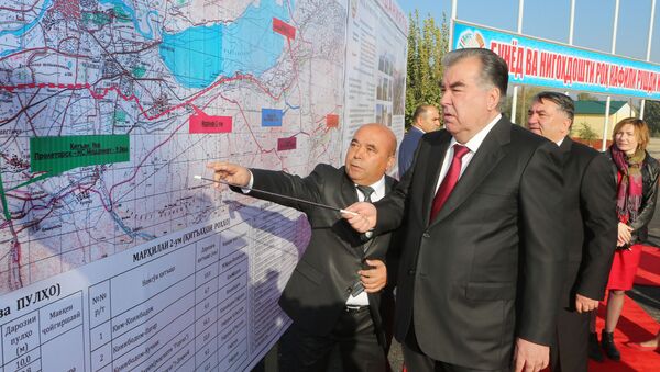 Эмомали Рахмон ознакомился с картой реконструкции автодороги Худжанд — Исфара - Sputnik Таджикистан