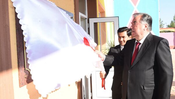 Эмомали Рахмон открыл частный детский сад Нурафшон в Джаббор Расуловском районе - Sputnik Таджикистан