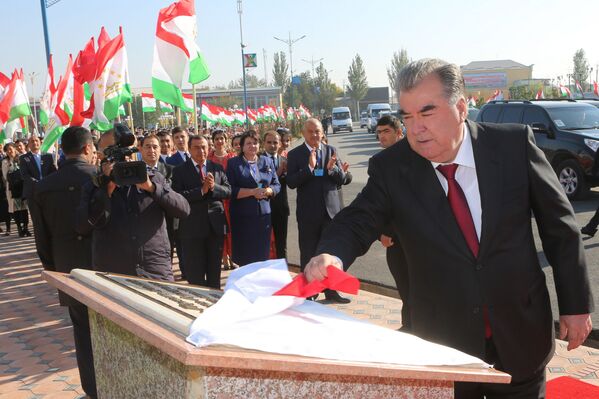 Эмомали Рахмон на открытии Государственного флага в районе Джаббор Расулов  - Sputnik Таджикистан