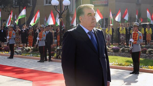 Эмомали Рахмон открыл Государственный флаг в городе Бустон - Sputnik Таджикистан