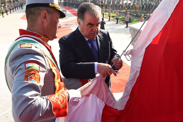 Открытие Государственного флага Таджикистана в городе Бустоне - Sputnik Таджикистан