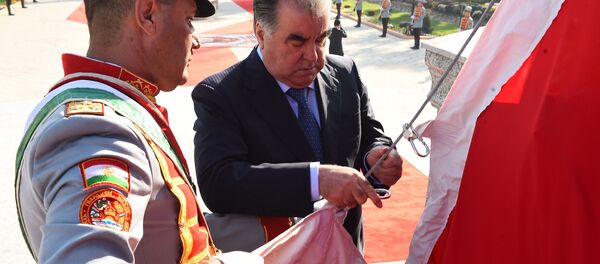 Эмомали Рахмон открыл Государственный флаг в городе Бустон - Sputnik Тоҷикистон