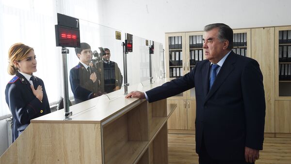 Эмомали Рахмон открыл новое здание Налоговой инспекции в Бустоне - Sputnik Таджикистан