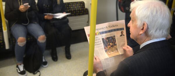 Пассажиры в вагоне на станции лондонского метро, архивное фото - Sputnik Таджикистан