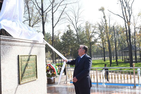 Эмомали Рахмон открыл памятник Садриддину Айни в городе Бустоне - Sputnik Таджикистан