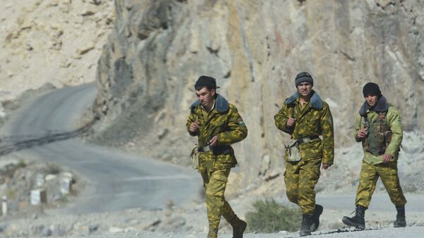 Таджикские пограничники на границе с Афганистаном, архивное фото - Sputnik Тоҷикистон