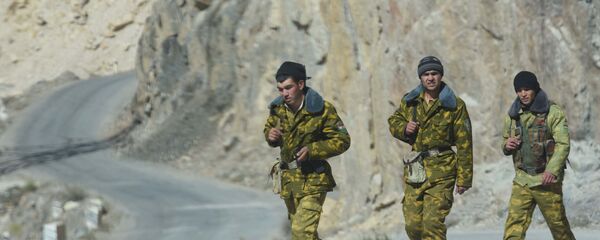 Таджикские пограничники на границе с Афганистаном, архивное фото - Sputnik Тоҷикистон
