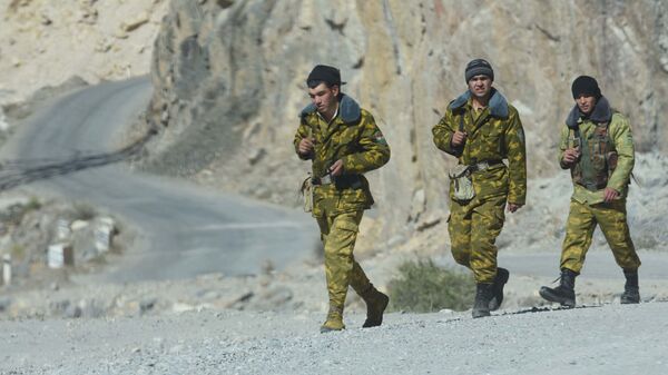 Таджикские пограничники на границе с Афганистаном, архивное фото - Sputnik Таджикистан